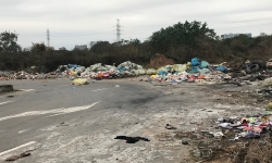 Hà Nội: “Ngõ vào” đại lộ nghìn tỷ ngập trong rác thải